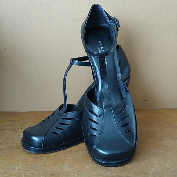 Reaction by Kenneth Cole Black Leather T-Straps 8.5 - Picture 10 of 12
